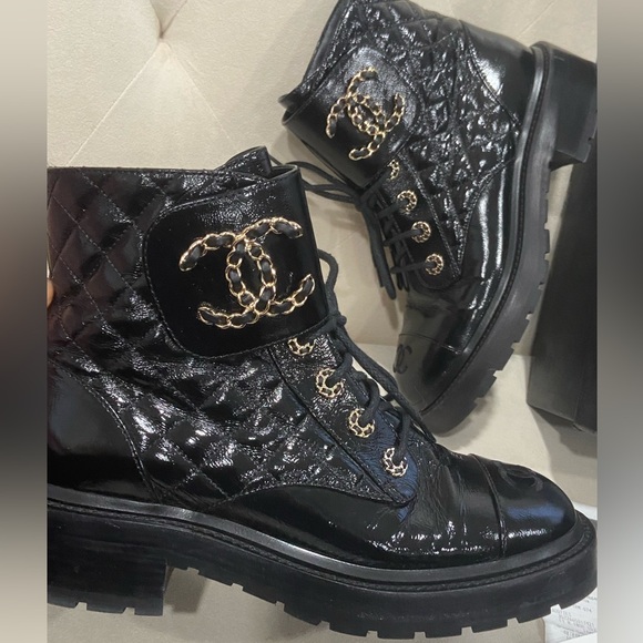 🔥🔥Chanel Quilted Calfskin CC Boots Size:38 - Picture 3 of 11